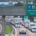 Prometni kolaps hromi ključne slovenske cestne žile: kolone nepregledne, pred Karavankami dolgi zastoji!