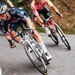 Po grozljivi nesreči z avtomobilom se naš kolesarski šampion kljub vsemu vrača na znamenito tritedensko dirko!