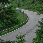 Saj ni res, pa je: brez sramu zaspal sredi glavne ceste!