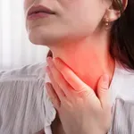 Pogosto jih zamenjujemo za običajno virozo: to so znaki raka grla, ki jih nikakor ne bi smeli spregledati