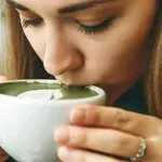 Številni jo imajo za "super hrano", a Laura je končala v bolnišnici: "Ko ugotoviš, da ti zaradi tega izpadajo lasje ..."