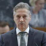 Goloba zaradi obrekovanja toži ortoped: "To je storil z očitnim namenom politične samopromocije"