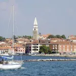 Dopustniki, pozor! NIJZ odsvetuje kopanje na dveh plažah v Izoli, razlog je nevarna bakterija