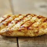 Kako poskrbeti, da bo piščančje meso sočno in mehko? Pomagate si lahko s poceni in preprosto sestavino