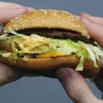 V McDonald'su je naročil hamburger in obnemel: v njem je odkril nekaj, kar ga je čisto šokiralo (in prisegel, da ga tam več ne bodo videli)