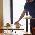 Ste med tistimi, ki v restavraciji pomagajo natakarju pri pospravljanju kozarcev in krožnikov? Psihologi razkrivajo, kaj se skriva za takim početjem