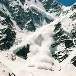 Snežni plaz usoden za najmanj 11 alpinistov - je za preživele sploh še kaj upanja?