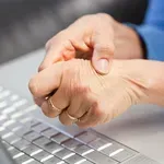 Upokojena kozmetičarka ob hišo zaradi dobrih 300 evrov, vse skupaj pa je "zakuhal" njen premožni sosed
