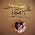 Ta Lindtova čokolada je povsem obnorela kupce: čeprav je cena zasoljena, je okus očitno tako odličen, da jo takoj razgrabijo