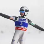 Naši orli in orlice že letijo zelo daaaleč! Slovenija že na prvi tekmi nove sezone do imenitnega uspeha