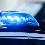 Trčil v 10-letno deklico in odpeljal: policisti so voznika že izsledili