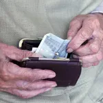 Slovenska upokojenka kar ni mogla skriti navdušenja: "Veste, kaj vse sem dobila v tej trgovini?! Plačala pa sem pravi drobiž!"