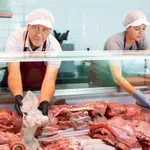 "To je največja napaka, ki jo delate pri nakupu mesa," pravijo izkušeni mesarji, ki razkrivajo, na kaj naj so kupci pozorni