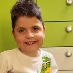 Velika zmaga za osemletnega Matica: deček z redko boleznijo je po zaslugi donacij dobrih ljudi prejel zdravilo