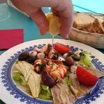 Je to sploh še mogoče? Mislili smo, da se ne more zgoditi, a smo se motili: poglejte, koliko je odštel za večerjo na hrvaški obali, sezulo vas bo