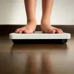 Se dogaja tudi vam? Poleti jemo manj, tehtnica pa kaže drugače: nutricionistka razkriva, zakaj se redimo tudi v vročini (tega marsikdo ne ve, gre za odziv telesa)