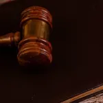 Višje sodišče pomočniku posiljevalca z Metelkove znižalo zaporno kazen