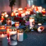 Grozljivo: v brutalnem strelskem pohodu pred mladinskim centrom ubitih več ljudi