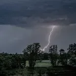 Preživela je udar strele in povedala, kaj je videla: "Ugotovila sem, da sem mrtva, potem pa sem dobila izbiro ..."