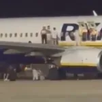 Lažni preplah na letalu: ljudje skakali s kril, šest oseb odpeljali v bolnišnico (VIDEO)