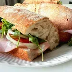 Pokazal je, kako proizvajajo priljubljene salame in sprožil ogorčenje: veste, kaj pravzaprav dajete v svoje sendviče?