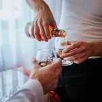 Po sedemnajstih letih je končno odprl dragocen viski – a nemudoma obžaloval