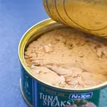 Previdno pri nakupu tunine: ta oznaka pomeni, da je bila riba ulovljena v radioaktivnih vodah