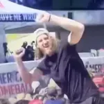 Znano je, kdo je moški s kapo, ki naj bi se glasno veselil ob umoru desničarskega aktivista Charlieja Kirka