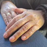 Dilema glede ostarelih staršev je razdelila mnenja – kot vedno, ko gre za denar: ali bi tudi vi ravnali tako?