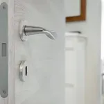 Študentka ogorčeno: "Vsakič, ko me ni doma, prihaja lastnik v stanovanje in preverja prostor ..." (kje je meja?!)