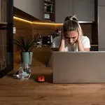 Kupila je rabljen kavč, da bi prihranila, a tega, kar se je zgodilo, ni pričakovala niti v najhujši nočni mori