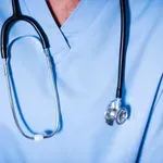 Zdravnik opozarja: Po 40. letu bi moral vsak opraviti te 4 ključne preiskave, če želi kakovostno poskrbeti zase