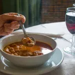 Če za zgostitev jedi na žlico uporabljate moko, tega raje ne počnite več: dodajte tole - jed bo okusnejša in manj redilna