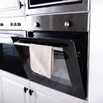 Ni kis in soda bikarbona, temveč nekaj, kar imamo doma vsi: s tem pripomočkom bo vaša pečica bleščeče čista, maščoba se bo takoj stopila