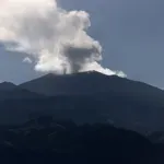 Eden od najnevarnejših vulkanov začel bruhati pepel