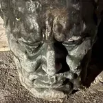 Je primer "Titova glava" spodbudil druge vandale? V Kobaridu ukradli spominsko ploščo NOB