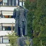 V Velenju neznanci obglavili kip Josipa Broza Tita, domačini nad dejanjem ogorčeni