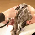 "Veste, kaj sem doživela v frizerskem salonu?!" se je jezila ženska, ki je razkrila svojo nič kaj prijetno izkušnjo