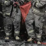 V grozljivem požaru umrlo najmanj 20 ljudi: med žrtvami tudi nosečnica