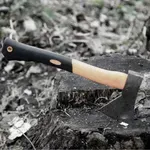 Huda delovna nesreča: med delom v gozdu umrl 68-letni moški