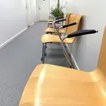 Slovenec ni mogel verjeti, kaj je tik ob njem počel upokojenec v čakalnici: "Od kdaj so ljudje tako brezsramni v javnosti?"