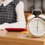 22-letnica prezgodaj prihajala v službo, sledil je drastičen ukrep delodajalca