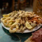 Trik, s pomočjo katerega po cvrtju rib ne bo ostal neprijeten vonj: dodajte to nepričakovano živilo in neprijetnost bo rešena