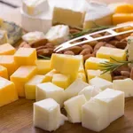 Kardiolog opozarja: To je najslabši sir za vaše srce, a ga vsi jemo