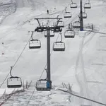 Huda nesreča žičnice na priljubljenem smučišču: ena oseba umrla, druga je huje poškodovana