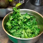 Presenetljiva moč peteršilja: to je razlog, zakaj bi ga morali uživati vsak dan