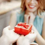 Prodajalk ne morejo pretentati: nezvesti moški svojim ljubicam za božič kupujejo to