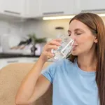 V vodo dodajte to sestavino in popijte pred zajtrkom: holesterol bo nižji že v 3 dneh