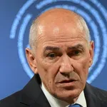 Janez Janša bo na sodišču dokazoval domnevno krivico: branila se bosta Robert Golob in Luka Mesec