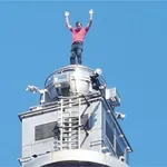 Podvig, o katerem govori ves svet: Američan brez zaščite splezal na eno najvišjih stavb na svetu (FOTO)